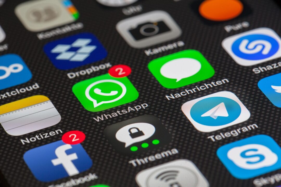 WhatsApp Status und Krankmeldung – Symbolbild Smartphone mit WhatsApp App-Icon