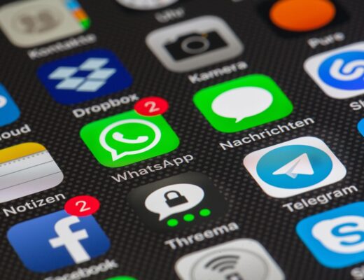 WhatsApp Status und Krankmeldung – Symbolbild Smartphone mit WhatsApp App-Icon