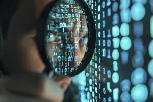 KI-Suche 2025 – Auge hinter Lupe vor leuchtenden Binärcode-Ziffern; Symbol für präzise, datengetriebene Recherche und Bewertung von Quellen.