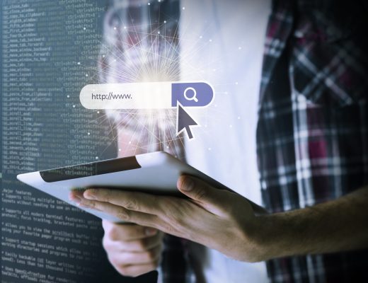 KI-Suche 2025 - Person hält ein Tablet mit eingeblendeter Suchleiste „http://www…“ und Lupen-Symbol; im Hintergrund Codezeilen – Symbolbild für und generative Webrecherche.
