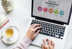Person arbeitet am Laptop mit einer Inbound-Marketing-Strategie auf dem Bildschirm