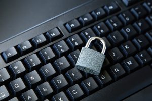 Vorhängeschloss auf Tastatur als Symbol für digitale Sicherheit und Datenschutz