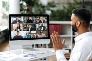 Videokonferenz mit Teamarbeit über digitale Tools im Homeoffice