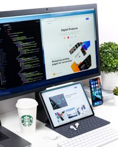 Moderner Arbeitsplatz mit digitalen Tools, Webdesign und Softwareentwicklung