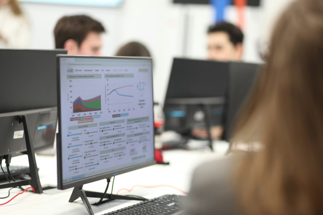 Wettbewerbsanalyse am Computer mit Diagrammen, Kennzahlen und Marktanalysen auf dem Bildschirm