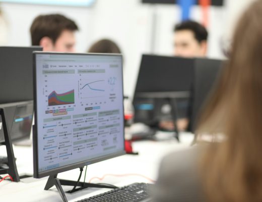 Wettbewerbsanalyse am Computer mit Diagrammen, Kennzahlen und Marktanalysen auf dem Bildschirm