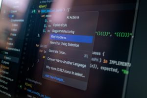 KI-gestützter Programmierassistent unterstützt einen Entwickler beim Analysieren und Optimieren von Quellcode.