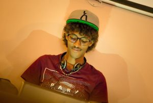 Junger Entwickler arbeitet an einem Laptop und sammelt praktische Erfahrungen mit Künstlicher Intelligenz.